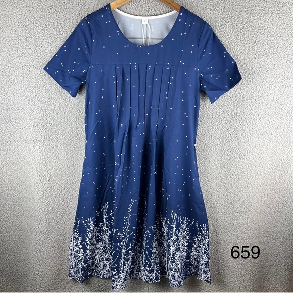 Amazon Women’s NWT Blue Patterned Short Sleeve Dress W/ White Accents Size Small - Picture 1 of 12